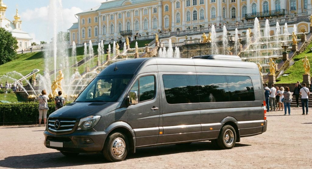 Микроавтобус для поездки в Петергоф из Санкт-Петербурга